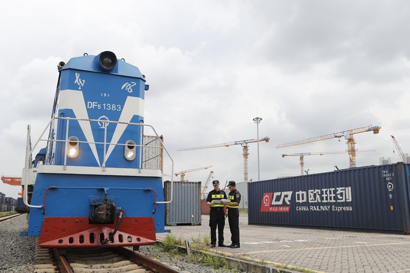 ���ں��ع�Ա������ƽ���Ϲ���������Ŧ����ŷ���У����ڣ���������ǰĥ������������ΰ��